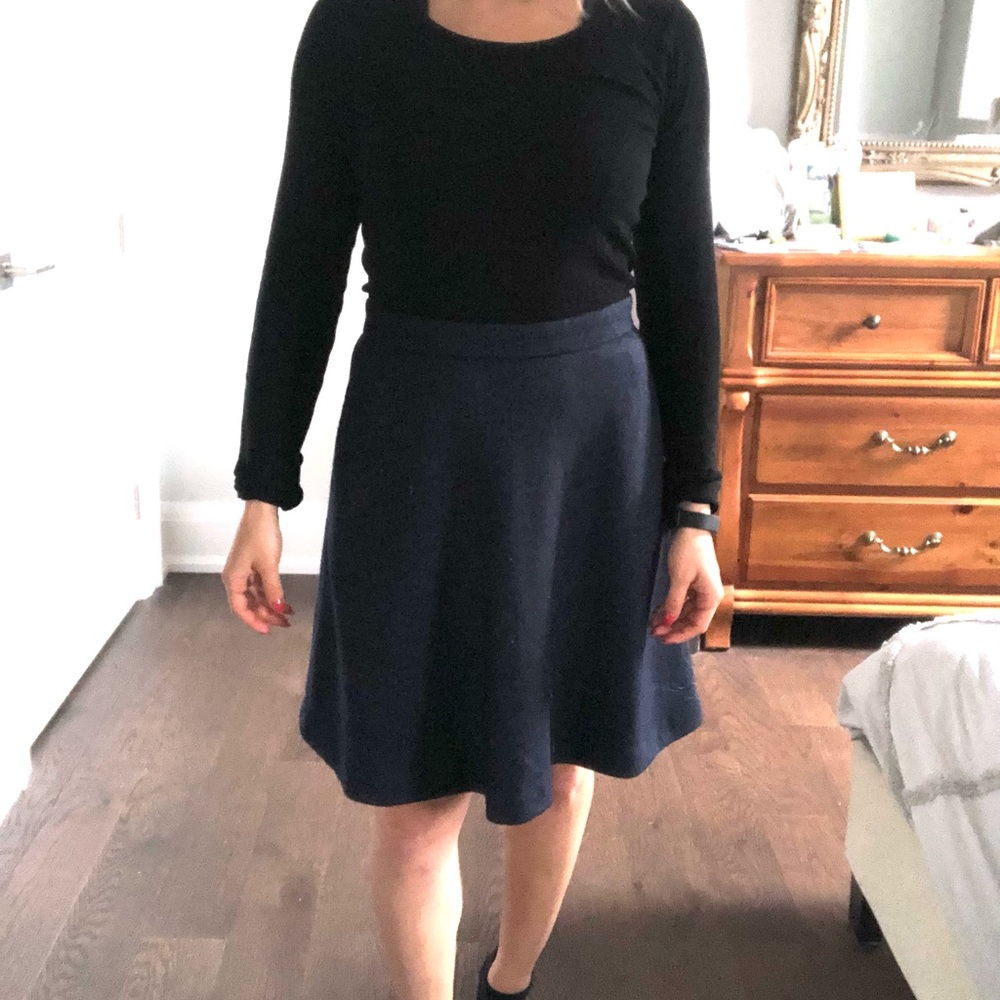 Banana Republic size 0 navy blue skirt never worn tags on